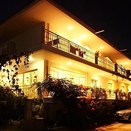 Fourkos فندق